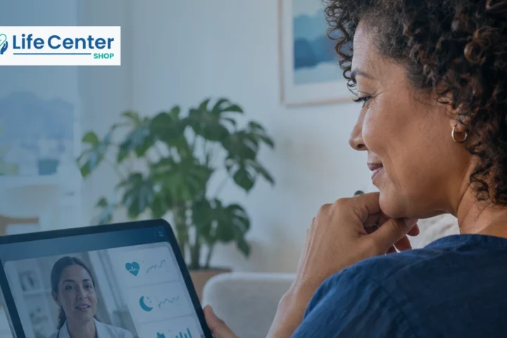 Pessoa usa um tablet em casa durante uma interação digital de saúde, representando dados, interoperabilidade e continuidade do cuidado